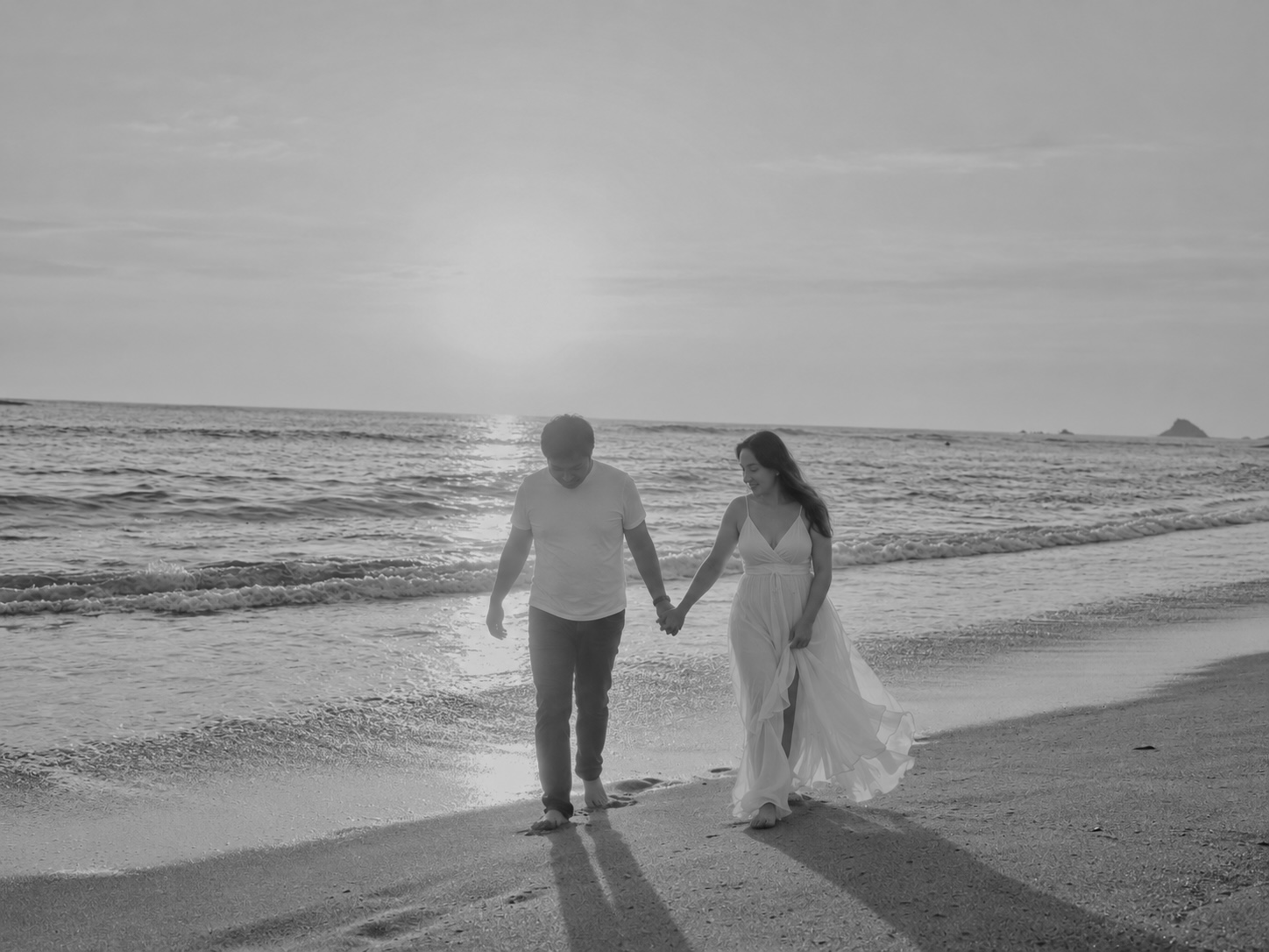 Hilda y Terry caminando tomados de la mano junto al mar